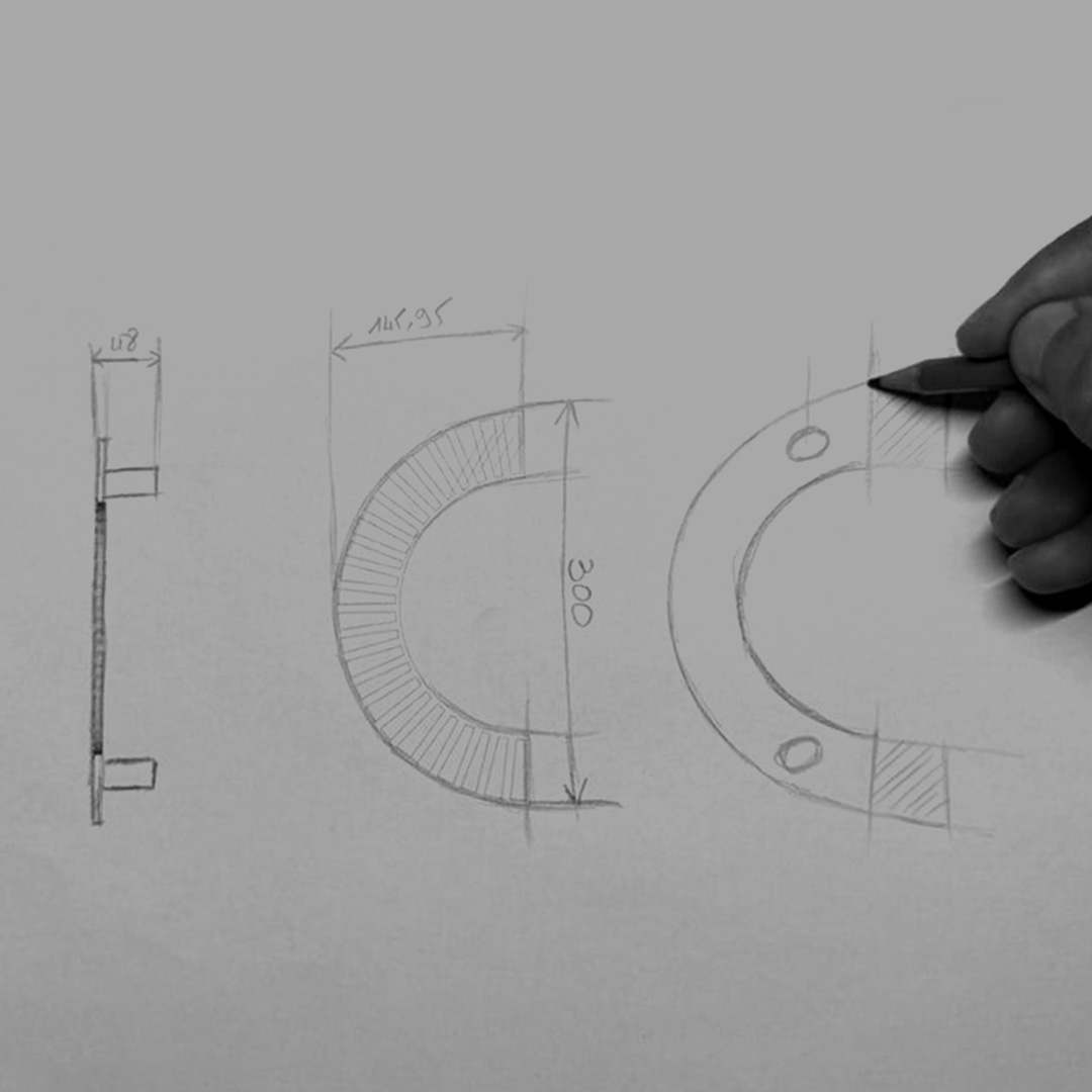 Une personne dessinant un concept de quincaillerie