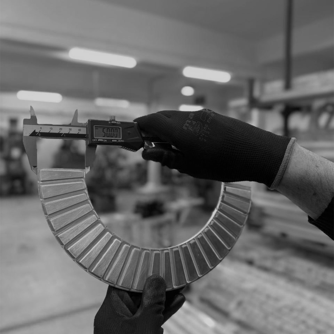 Un artisan travaillant sur un produit sur mesure